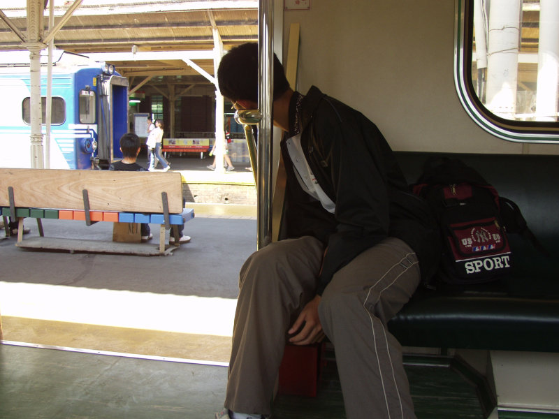 台灣鐵路旅遊攝影電車-區間車站車門的旅客攝影照片343