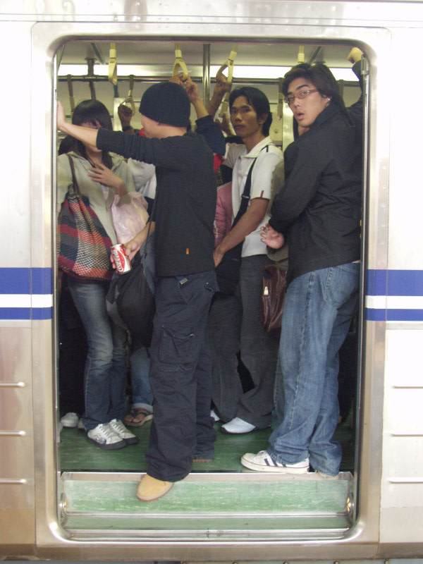 台灣鐵路旅遊攝影電車-區間車站車門的旅客攝影照片344