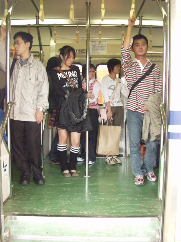台灣鐵路旅遊攝影電車-區間車站車門的旅客攝影照片345