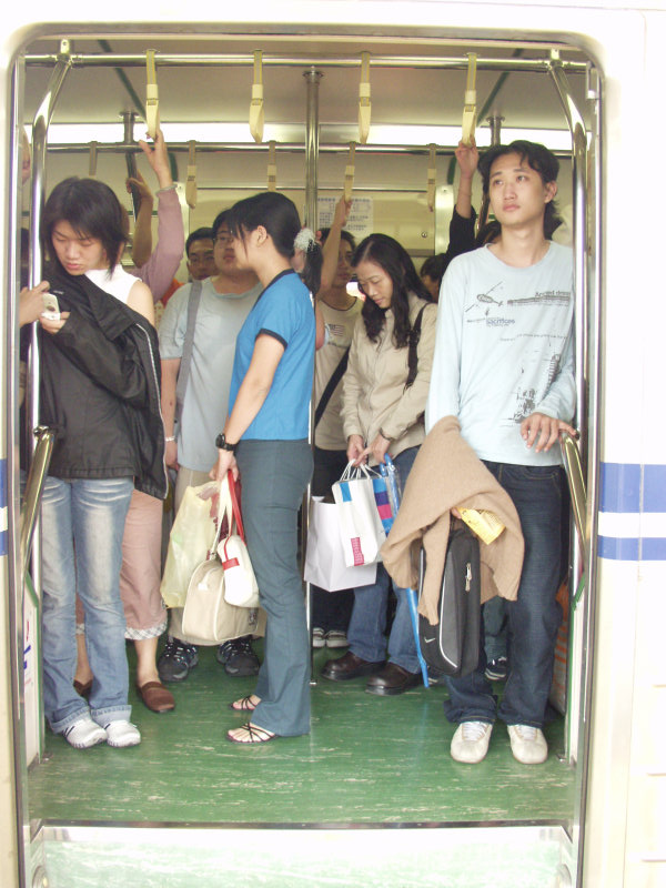 台灣鐵路旅遊攝影電車-區間車站車門的旅客攝影照片346