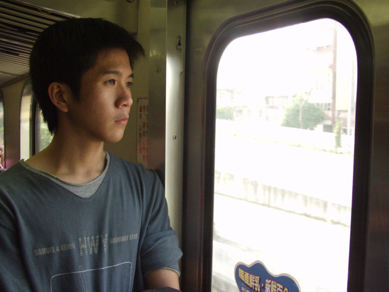 台灣鐵路旅遊攝影電車-區間車站車門的旅客攝影照片350