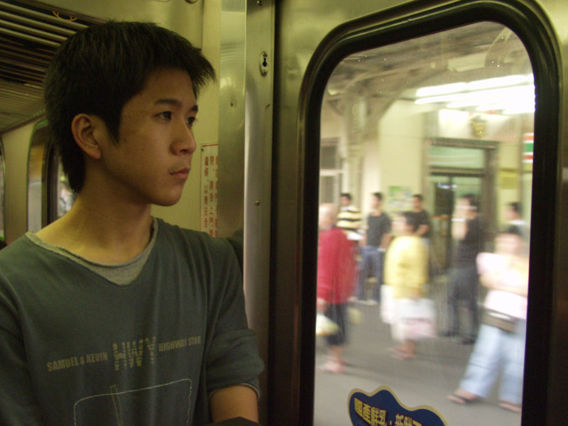 台灣鐵路旅遊攝影電車-區間車站車門的旅客攝影照片351