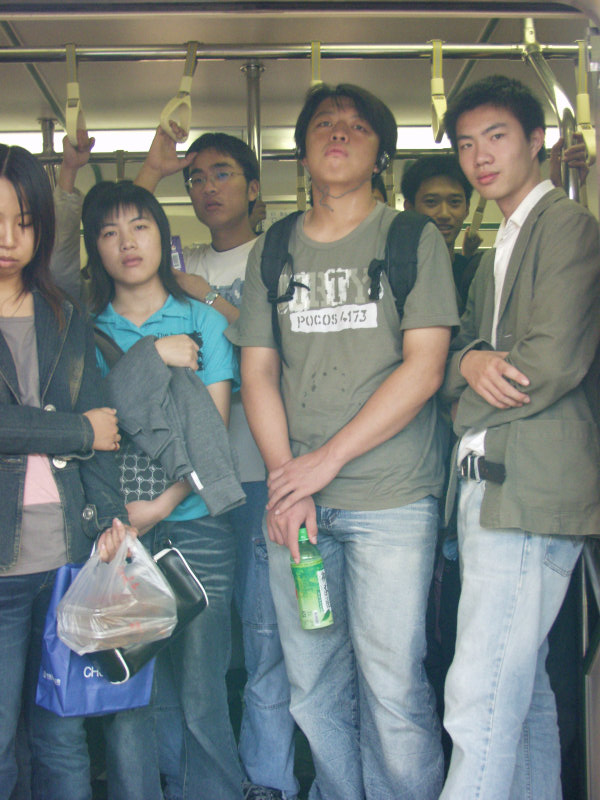 台灣鐵路旅遊攝影電車-區間車站車門的旅客攝影照片353
