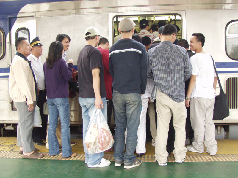 台灣鐵路旅遊攝影電車-區間車站車門的旅客攝影照片357
