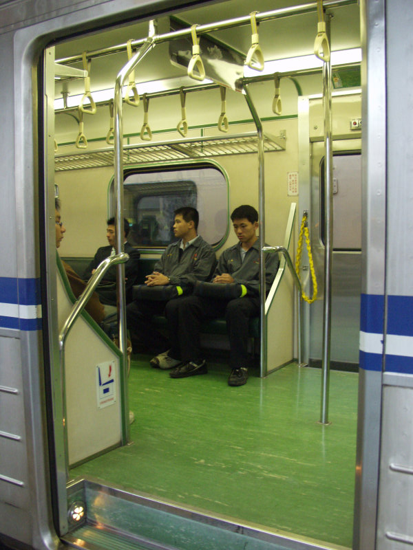 台灣鐵路旅遊攝影電車-區間車站車門的旅客攝影照片358