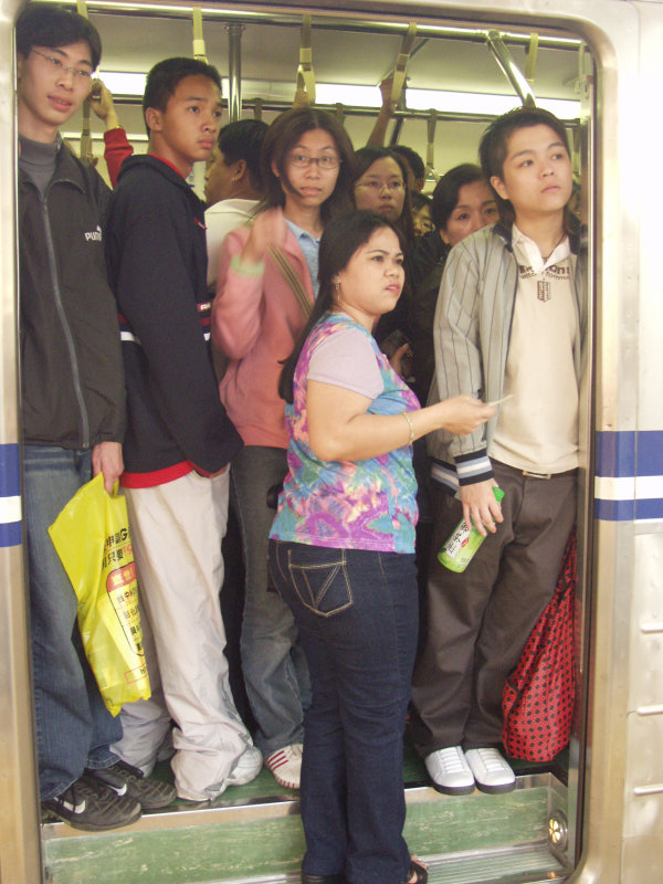 台灣鐵路旅遊攝影電車-區間車站車門的旅客攝影照片360