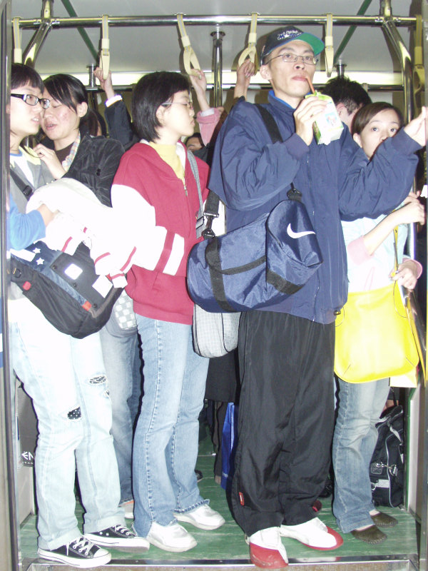 台灣鐵路旅遊攝影電車-區間車站車門的旅客攝影照片361