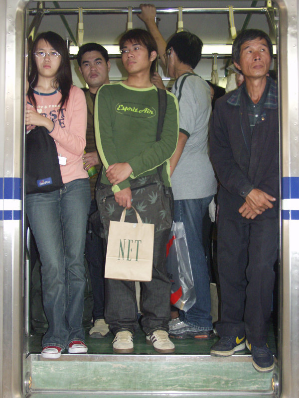 台灣鐵路旅遊攝影電車-區間車站車門的旅客攝影照片362
