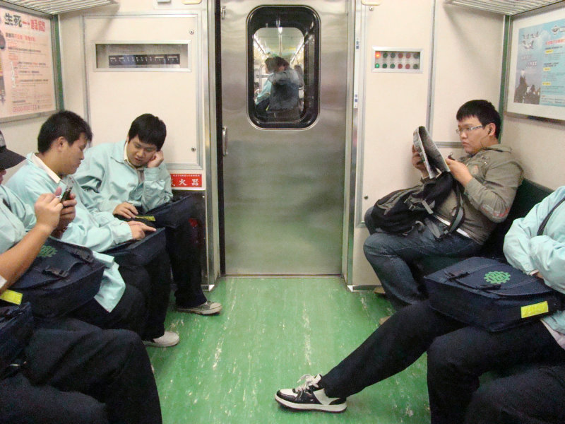 台灣鐵路旅遊攝影電車-區間車行車特寫攝影照片1