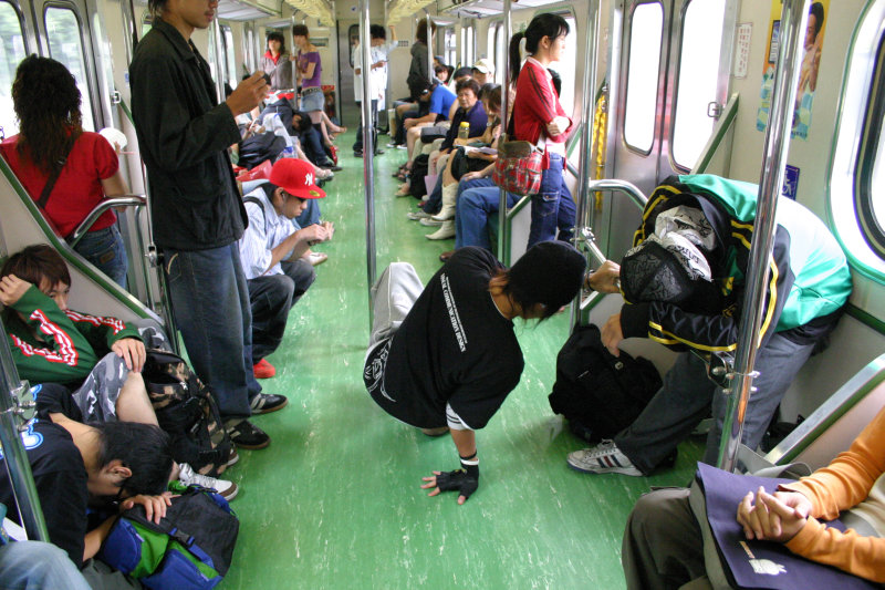 台灣鐵路旅遊攝影電車-區間車電車街舞表演攝影照片1