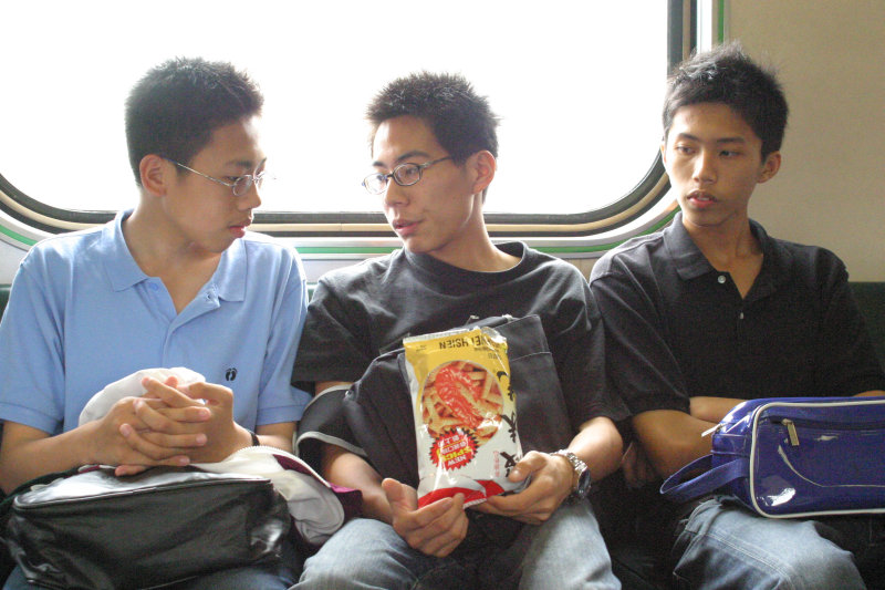台灣鐵路旅遊攝影街拍帥哥交談旅客(1)2005-04-23攝影照片4