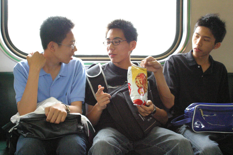 台灣鐵路旅遊攝影街拍帥哥交談旅客(1)2005-04-23攝影照片5
