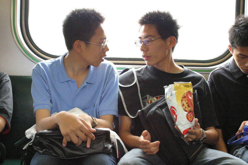 台灣鐵路旅遊攝影街拍帥哥交談旅客(1)2005-04-23攝影照片7