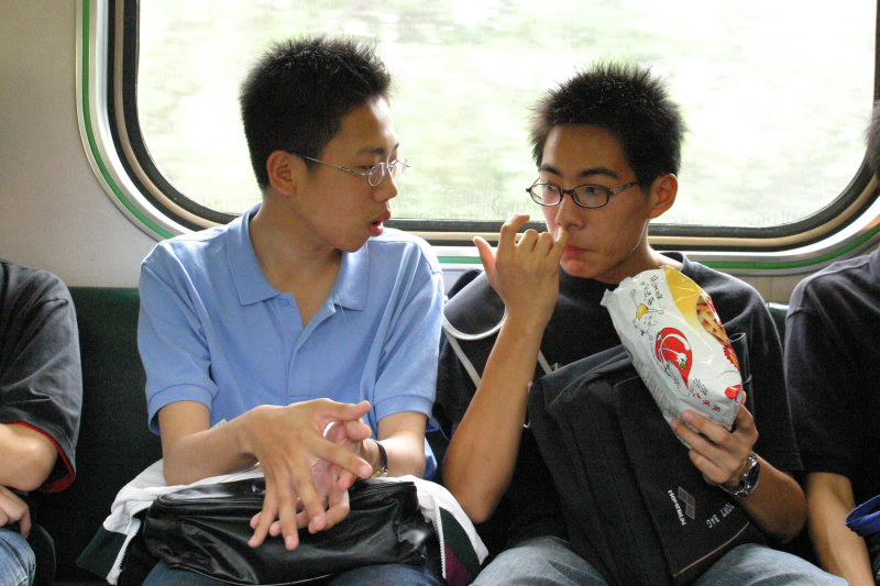台灣鐵路旅遊攝影街拍帥哥交談旅客(1)2005-04-23攝影照片17
