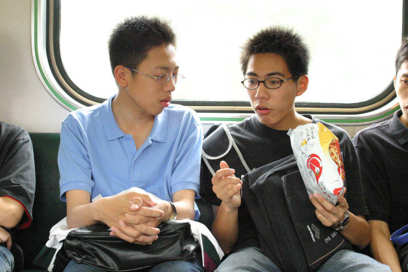 台灣鐵路旅遊攝影街拍帥哥交談旅客(1)2005-04-23攝影照片18