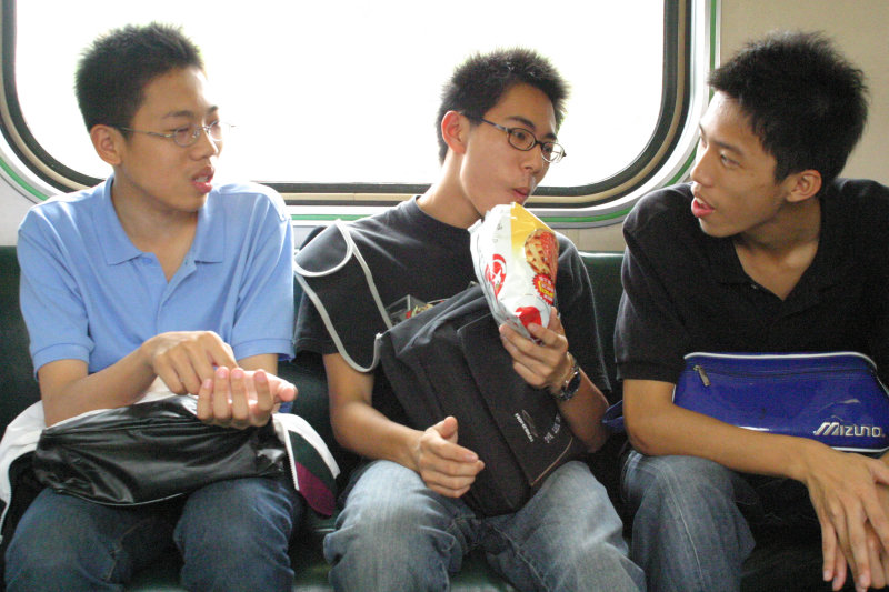 台灣鐵路旅遊攝影街拍帥哥交談旅客(1)2005-04-23攝影照片25