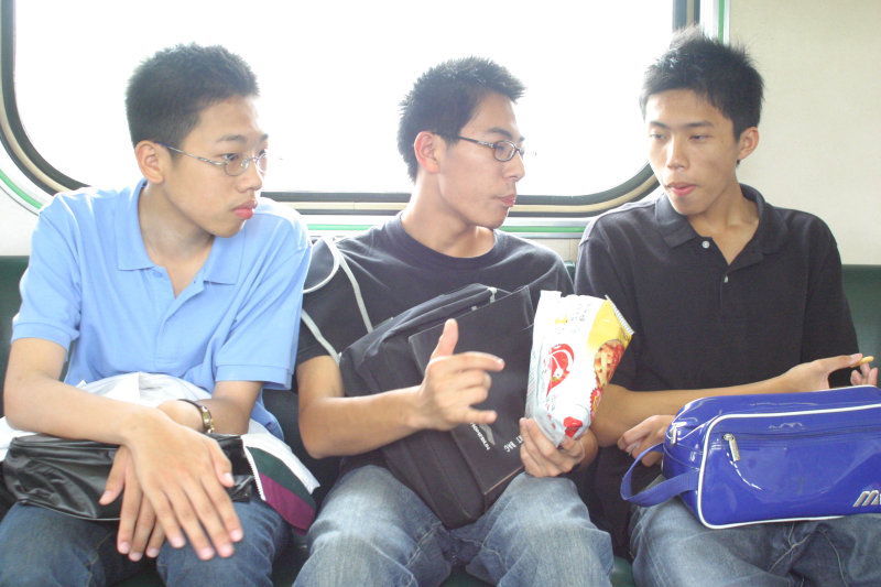 台灣鐵路旅遊攝影街拍帥哥交談旅客(1)2005-04-23攝影照片27