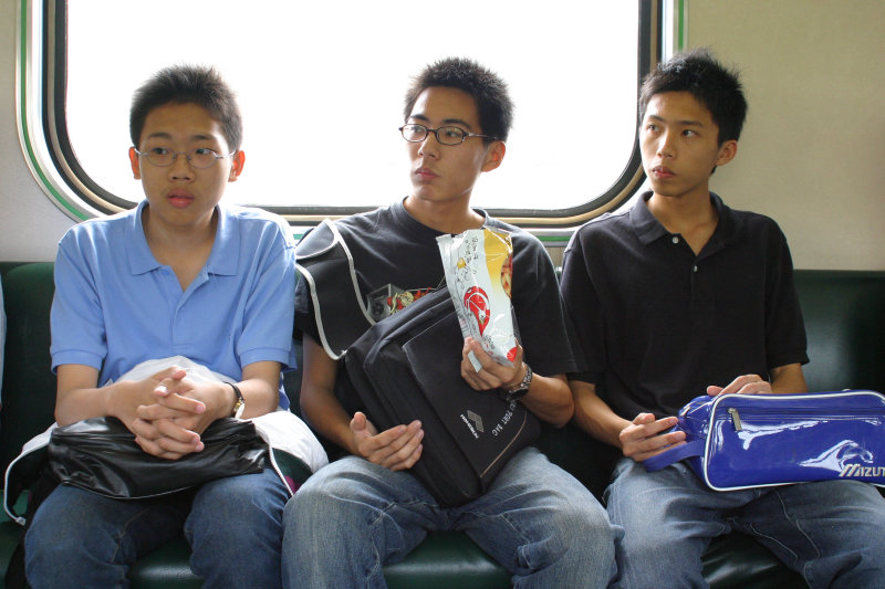 台灣鐵路旅遊攝影街拍帥哥交談旅客(1)2005-04-23攝影照片43