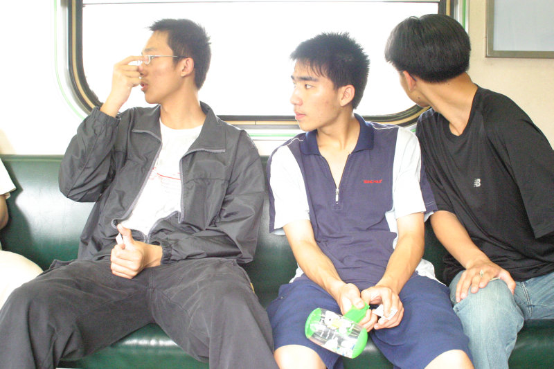 台灣鐵路旅遊攝影街拍帥哥交談旅客(2)2005-04-23攝影照片3