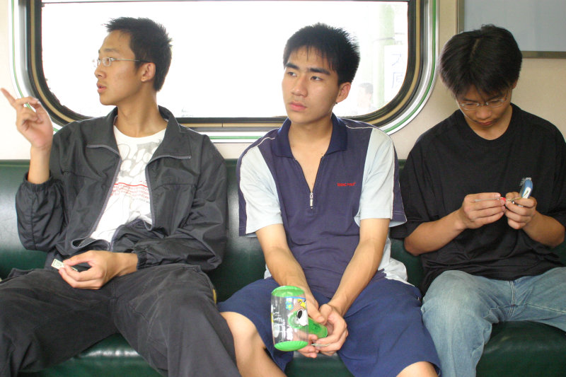 台灣鐵路旅遊攝影街拍帥哥交談旅客(2)2005-04-23攝影照片5