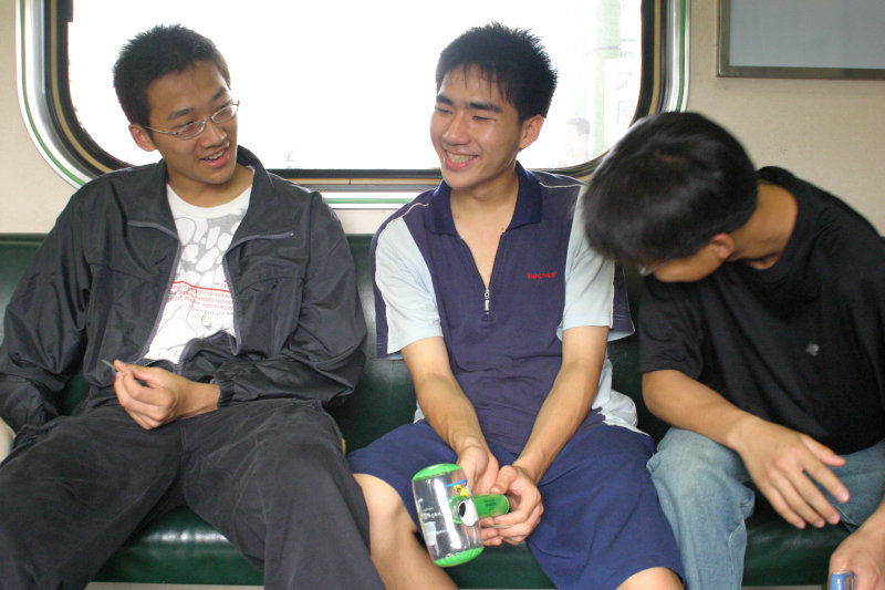 台灣鐵路旅遊攝影街拍帥哥交談旅客(2)2005-04-23攝影照片7