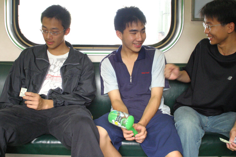 台灣鐵路旅遊攝影街拍帥哥交談旅客(2)2005-04-23攝影照片8