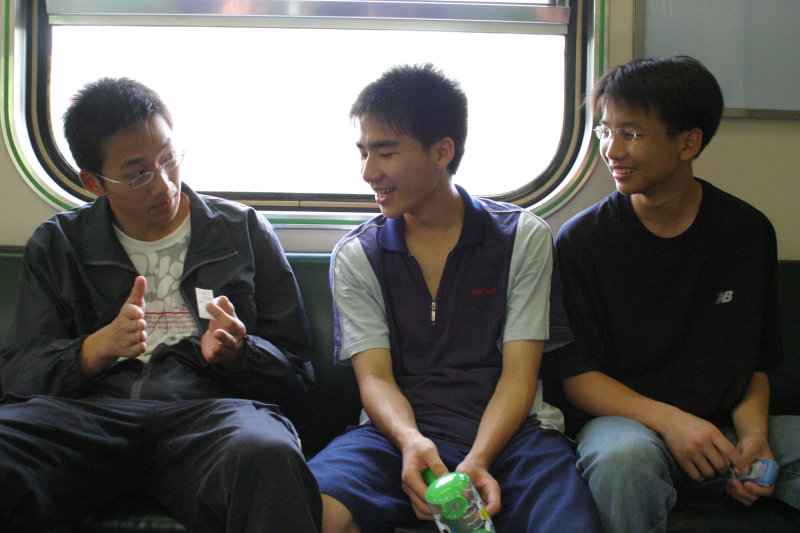 台灣鐵路旅遊攝影街拍帥哥交談旅客(2)2005-04-23攝影照片9
