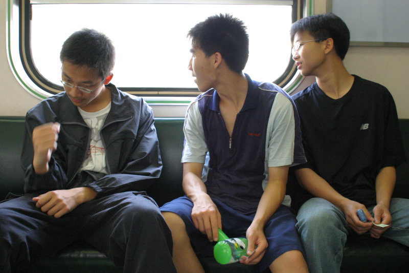 台灣鐵路旅遊攝影街拍帥哥交談旅客(2)2005-04-23攝影照片10