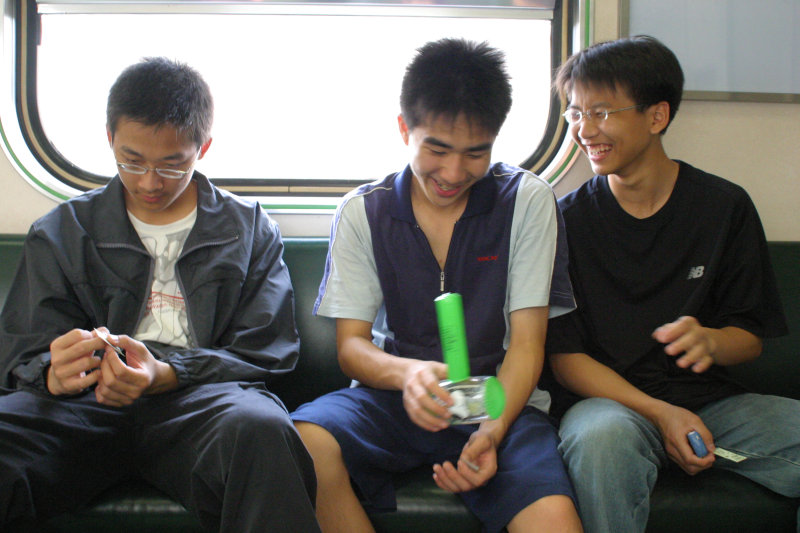 台灣鐵路旅遊攝影街拍帥哥交談旅客(2)2005-04-23攝影照片11