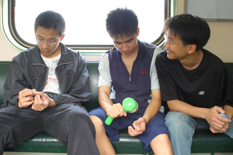 台灣鐵路旅遊攝影街拍帥哥交談旅客(2)2005-04-23攝影照片15