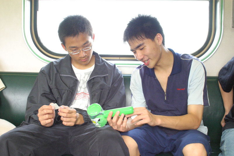 台灣鐵路旅遊攝影街拍帥哥交談旅客(2)2005-04-23攝影照片16