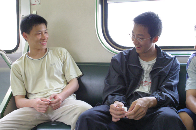 台灣鐵路旅遊攝影街拍帥哥交談旅客(2)2005-04-23攝影照片17