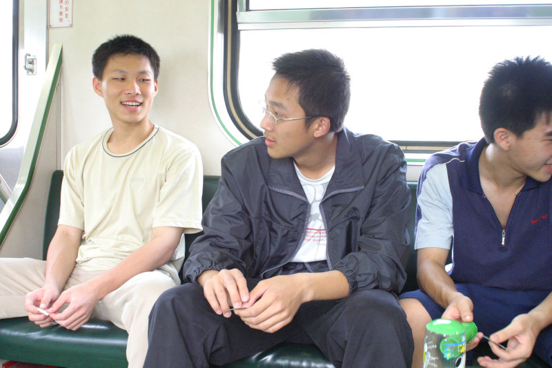 台灣鐵路旅遊攝影街拍帥哥交談旅客(2)2005-04-23攝影照片18