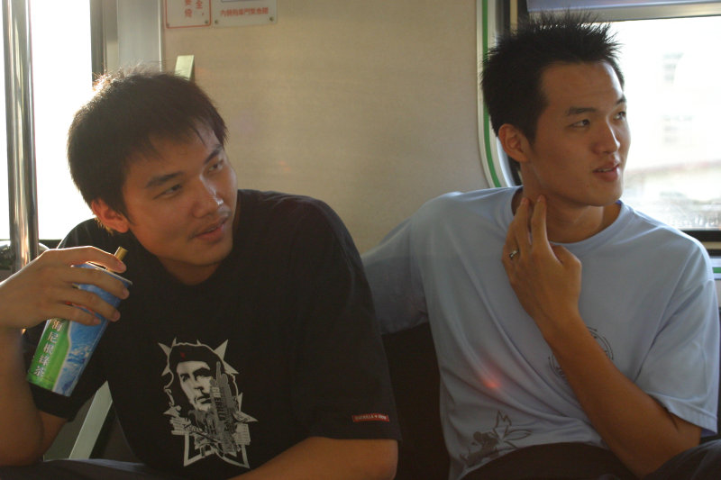 台灣鐵路旅遊攝影街拍帥哥交談旅客(2)2005-07-09攝影照片3