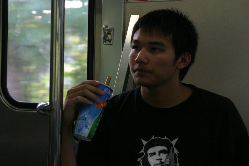 台灣鐵路旅遊攝影街拍帥哥交談旅客(2)2005-07-09攝影照片6