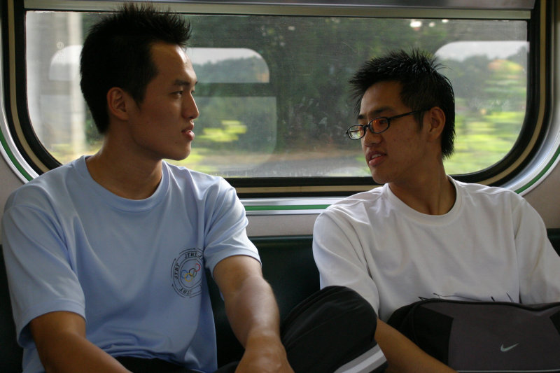 台灣鐵路旅遊攝影街拍帥哥交談旅客(2)2005-07-09攝影照片9