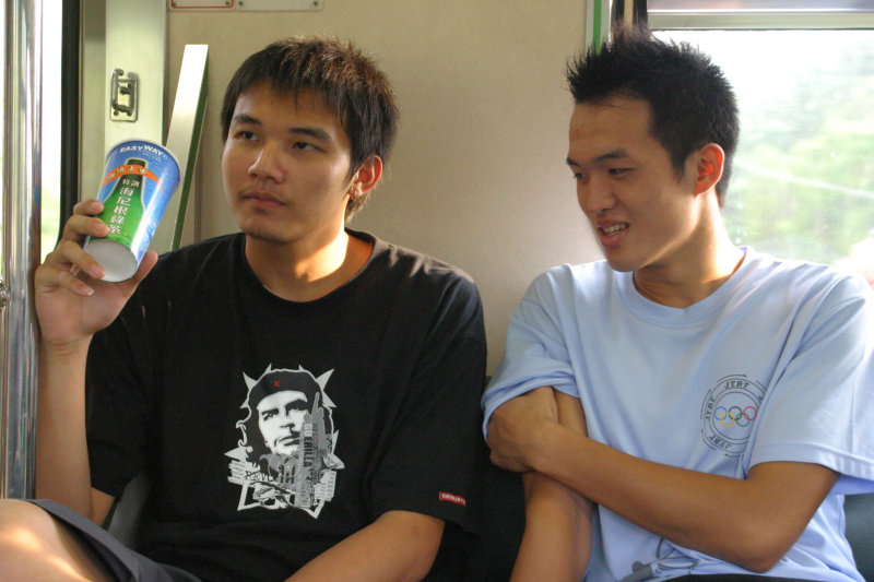 台灣鐵路旅遊攝影街拍帥哥交談旅客(2)2005-07-09攝影照片10