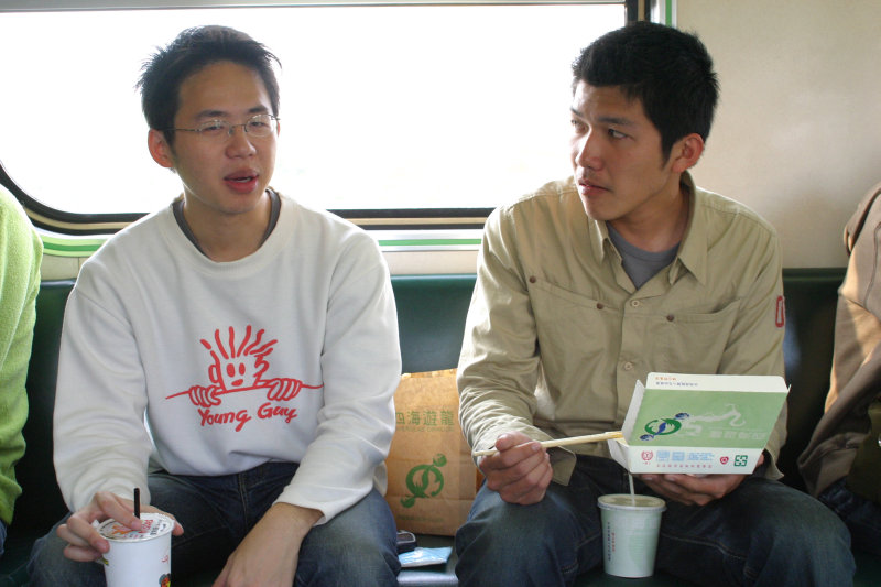 台灣鐵路旅遊攝影街拍帥哥交談旅客2005-04-05攝影照片1