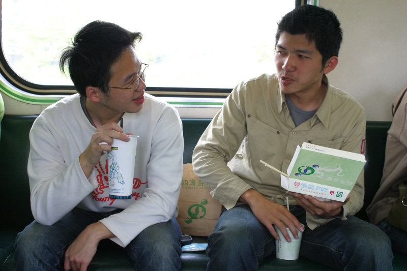 台灣鐵路旅遊攝影街拍帥哥交談旅客2005-04-05攝影照片2