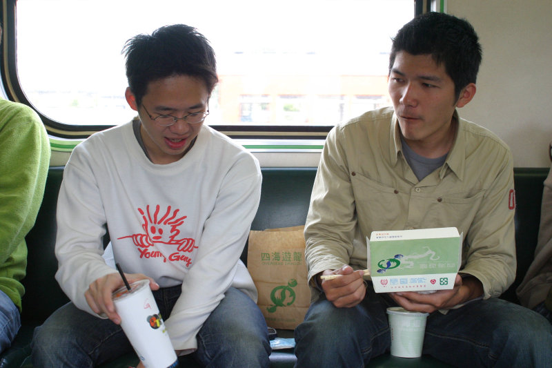 台灣鐵路旅遊攝影街拍帥哥交談旅客2005-04-05攝影照片3