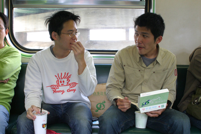 台灣鐵路旅遊攝影街拍帥哥交談旅客2005-04-05攝影照片5