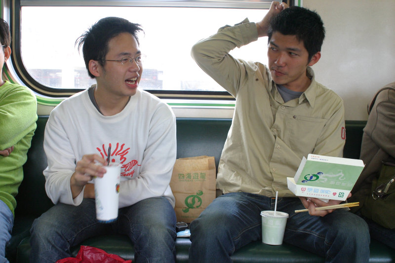 台灣鐵路旅遊攝影街拍帥哥交談旅客2005-04-05攝影照片6