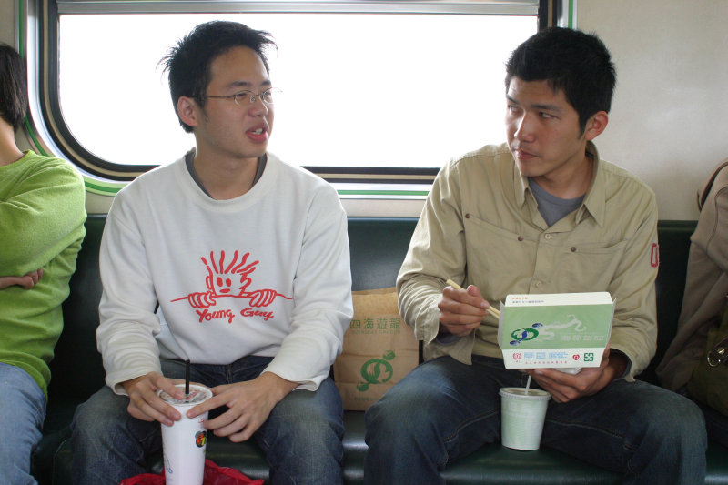台灣鐵路旅遊攝影街拍帥哥交談旅客2005-04-05攝影照片7