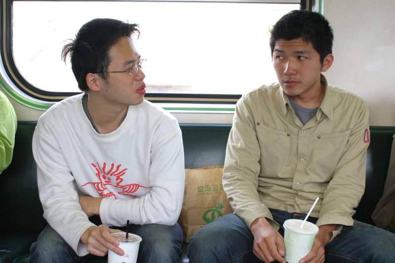 台灣鐵路旅遊攝影街拍帥哥交談旅客2005-04-05攝影照片9