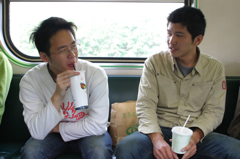 台灣鐵路旅遊攝影街拍帥哥交談旅客2005-04-05攝影照片11