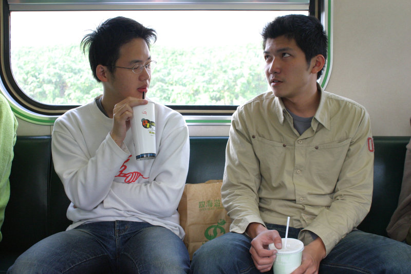 台灣鐵路旅遊攝影街拍帥哥交談旅客2005-04-05攝影照片17