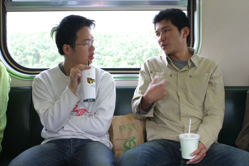 台灣鐵路旅遊攝影街拍帥哥交談旅客2005-04-05攝影照片18