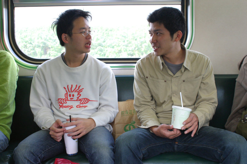 台灣鐵路旅遊攝影街拍帥哥交談旅客2005-04-05攝影照片19