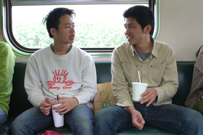 台灣鐵路旅遊攝影街拍帥哥交談旅客2005-04-05攝影照片20