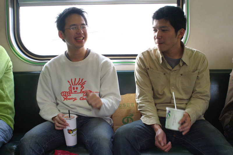 台灣鐵路旅遊攝影街拍帥哥交談旅客2005-04-05攝影照片22